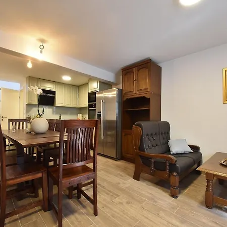 Mandika - One Bedroom * Split