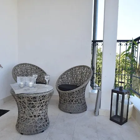 Mandika - One Bedroom Apartment Split