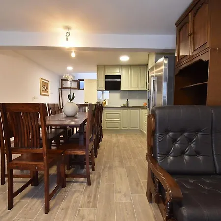 Mandika - One Bedroom * Split